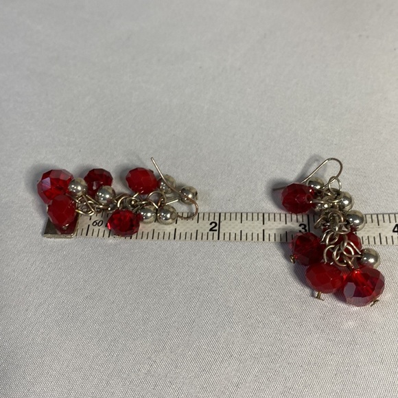 Vintage faceted red glass bead earrings - Picture 5 of 7